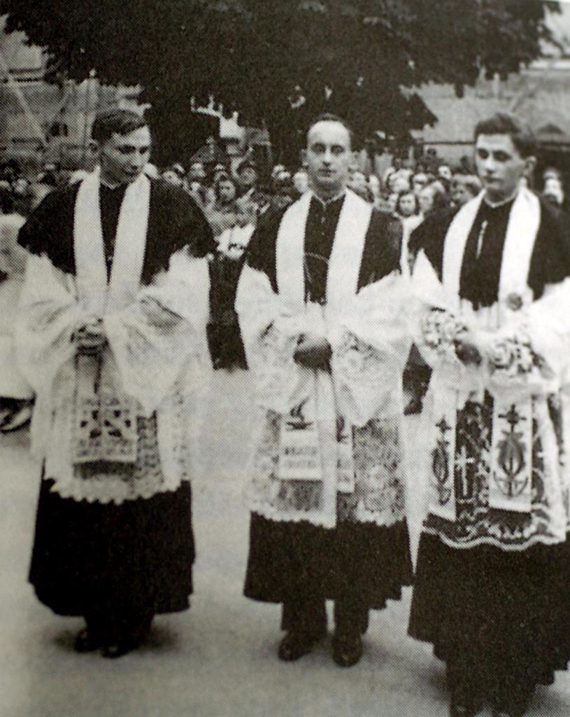 O Papa Bento XVI, à direita, no dia da sua ordenação, em 1951, juntamente com o seu irmão Georg Ratzinger. Foto: Reuters