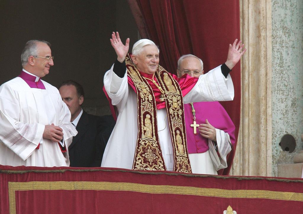 Papa Bento XVI, acabado de ser eleito, saúda a multidão na Praça de São Pedro. Foto: Zabulon Laurent/ABACA/Reuters