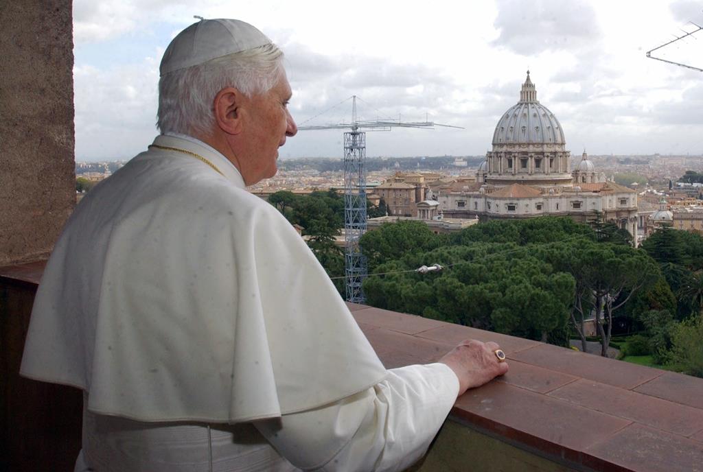 O Papa Bento XVI admira a vista de Roma com a Basílica de São Pedro como pano de fundo. Foto: Osservatore Romano/Reuters