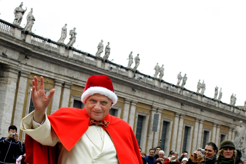 O Papa Bento XVI na praça de São Pedro, usando um chapéu tradicional para o inverno. Foto: Alessia Pierdomenico/Reuters