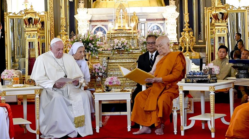 O Papa Francisco com o supremo patriarca budista da Tailândia Somdet Phra Sangkharat em Banguecoque. Foto: Ciro Fusco/EPA