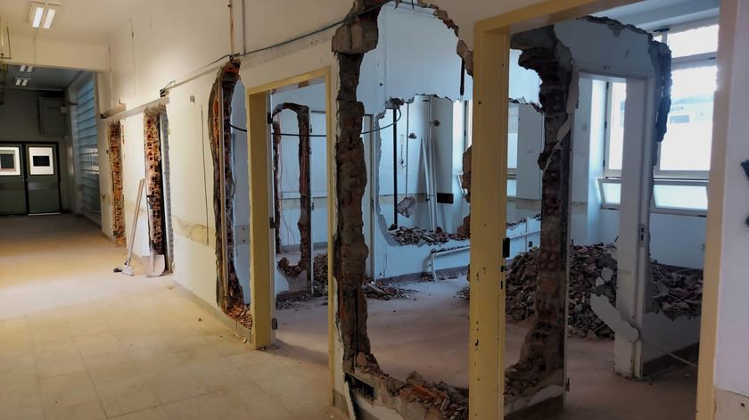 Hospital de Santa Maria desmente ex-diretora de Obstetrícia e garante que obras estão em curso Hospital de Santa Maria desmente ex-diretora de Obstetrícia e garante que obras estão em curso