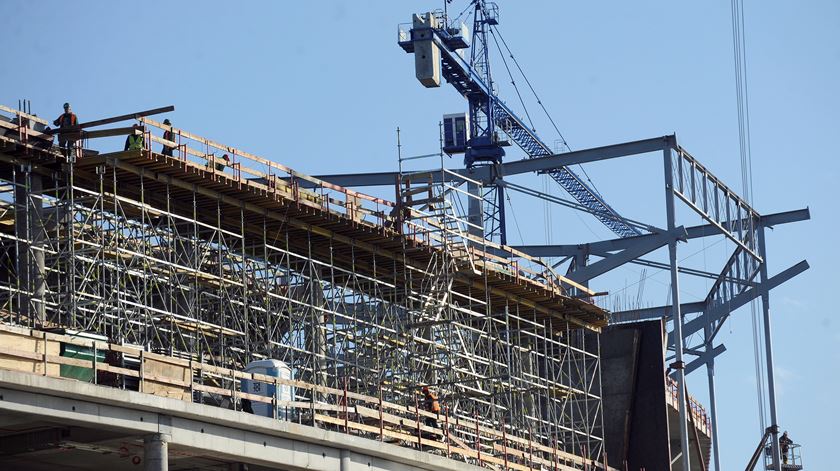 obras, construção civil Foto: EPA