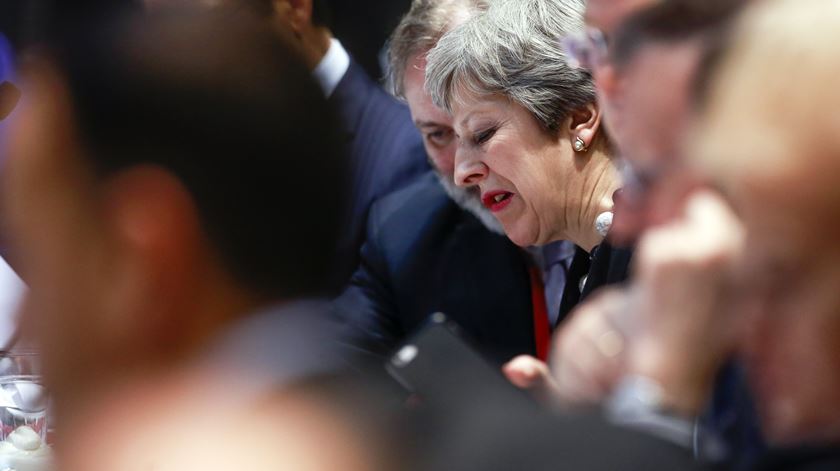 May enfrenta um crescente coro de conservadores desalinhados com os seus planos para o Brexit. Foto: Olivier Hoslet/EPA