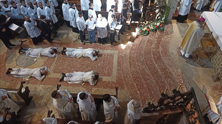 Na homília da Missa de Ordenação de quatro novos sacerdotes, bispo do Porto pede aos diocesanos que tratem bem os padres porque "eles também têm sensibilidade". Foto: DR