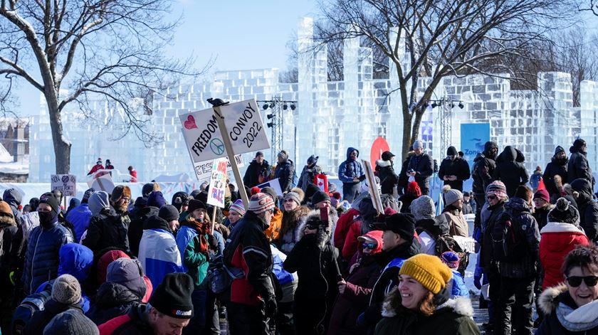 Dezenas de camiões e manifestantes continuavam hoje a paralisar o centro da capital do Canadá. Foto: Reuters