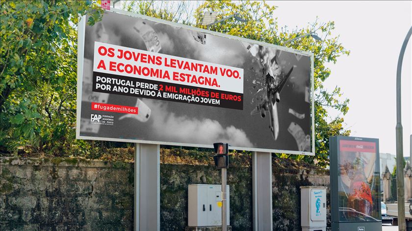 Maioria dos alunos universitários do Porto admite emigrar. Estado pode perder dois mil milhões por ano