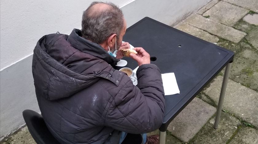 “Comem cinco, seis pães. As pessoas chegam mesmo esfomeadas” ao pequeno-almoço de “O pão de Lázaro”