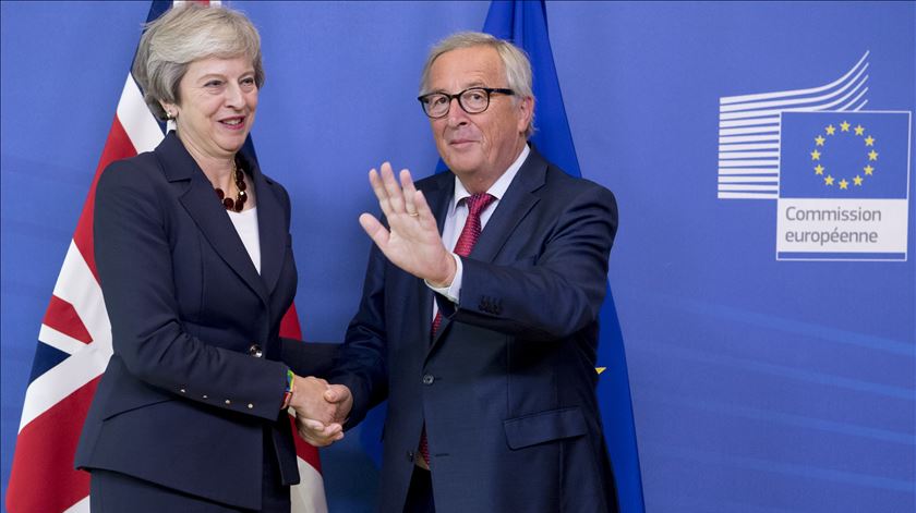 Jean-Claude Juncker e Theresa May, uma separação difícil. Foto: Etienne Ansotte/Comissão Europeia