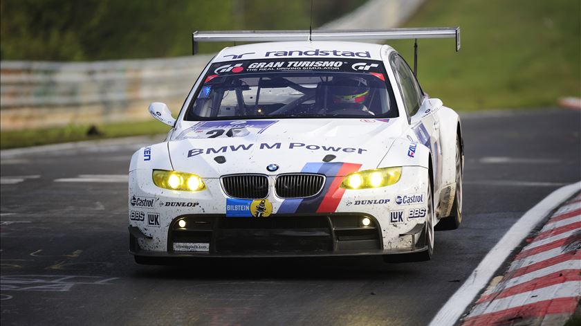 O BMW de Pedro Lamy, conduzido por um dos colegas de carro, a levantar voo no Nürburgring. Foto: BMW AG