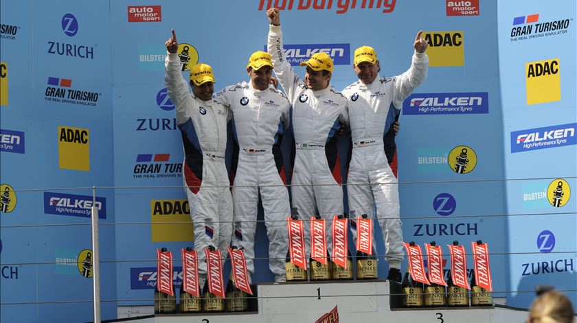 Pedro Lamy no pódio após as 24 Horas de Nürburgring de 2010, com Jörg Müller, Augusto Farfus e Uwe Alzen. Foto: BMW AG