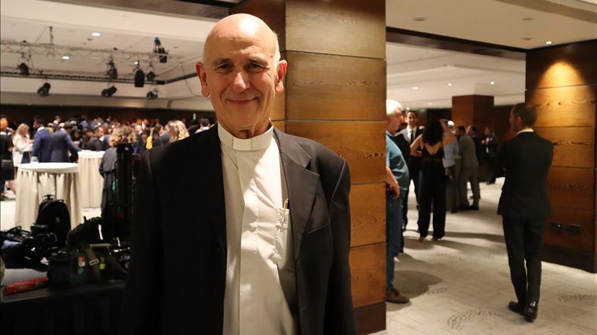 O Padre Carlos Gabriel vive em Londres e foi ver Marcelo. Foto: Filipa Santos