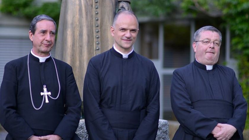 Superior geral da SSPX, padre Davide Pagliarani e assistentes, bispo Alfonso de la Galarreta e o padre Christian Bouchacourt. Foto: SSPX