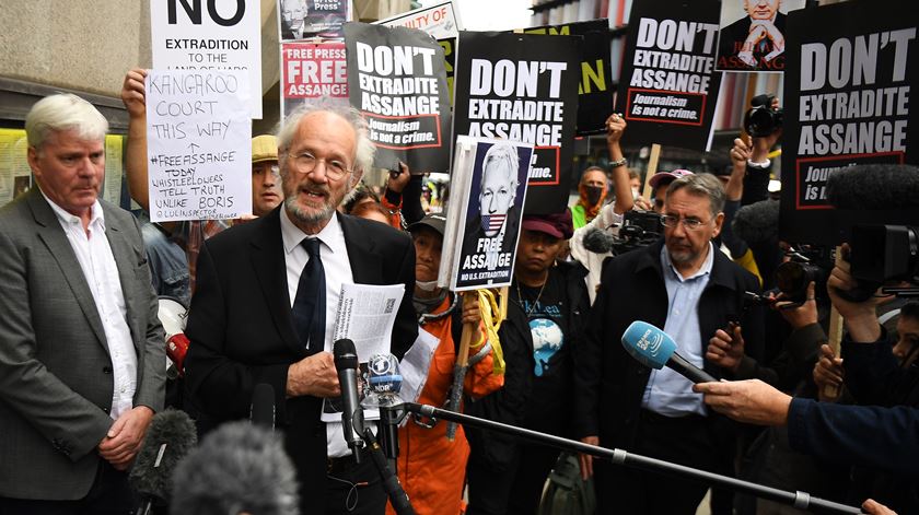 John Shipton, pai de Julian Assange, fala à imprensa à entrada do tribunal londrino onde o filho está a ser julgado, para determinar se é extraditado para os EUA. Foto: Andy Rain/EPA