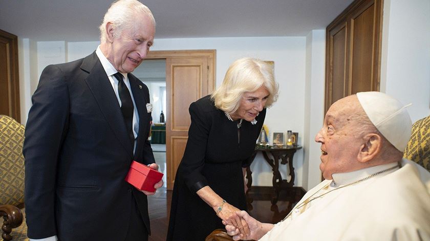 ​Papa recebe visita surpresa do rei Carlos III