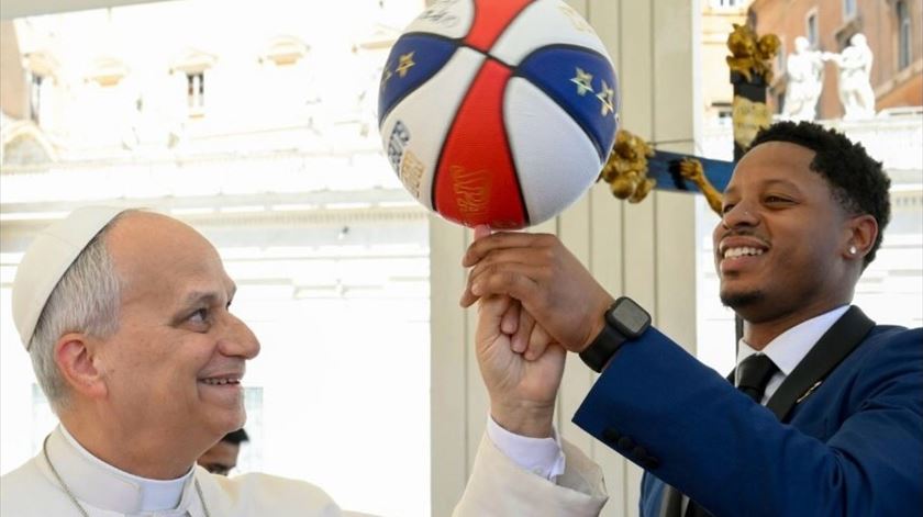 Leão XIV aprende a girar bola de basquetebol com o dedo
