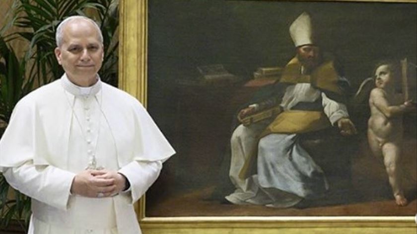 ​Papa recebe quadro de Santo Agostinho com um anjo