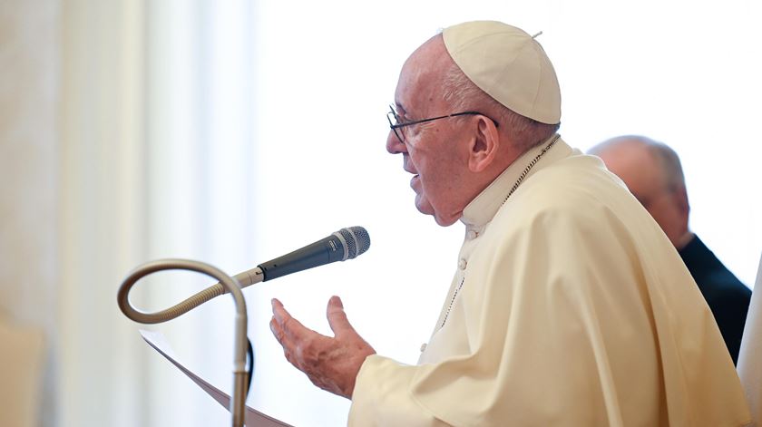 Francisco. "Não caiam na altivez de desprezar a oração vocal, a oração dos simples"