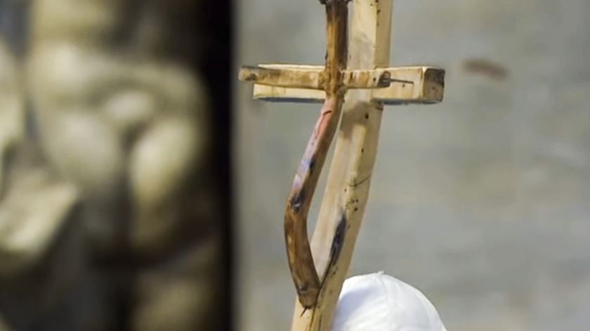 Báculo do Papa Francisco, feito com madeira de barcos naufragados no Mediterrâneo. Foto: RR