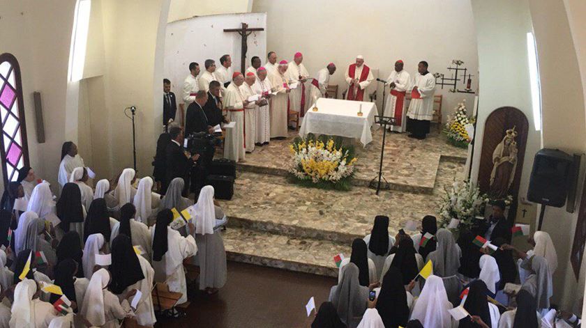 Papa no Mosteiro da ordem das Carmelitas Descalças. Foto: AIGAV