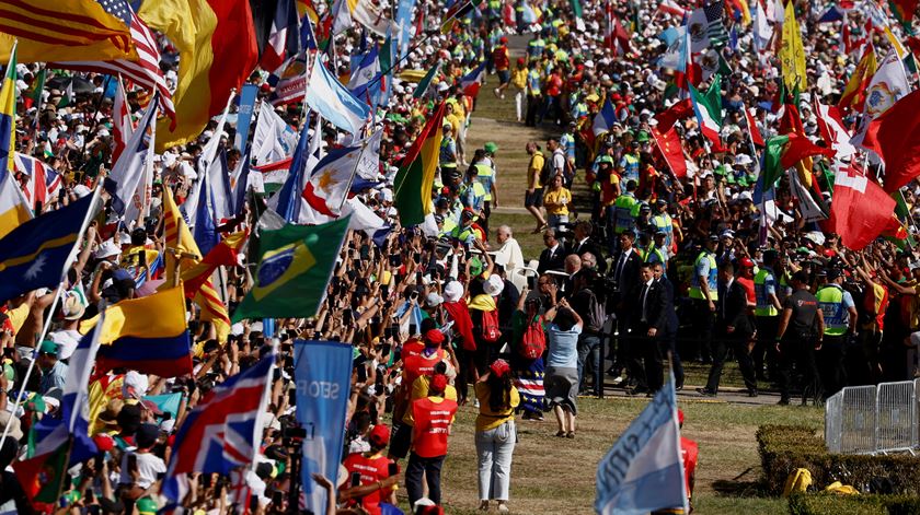 Peregrinos reúnem-se na Colina do Encontro, no Parque Eduardo VII. Foto: JOSE SENA GOULAO/Pool via REUTERS