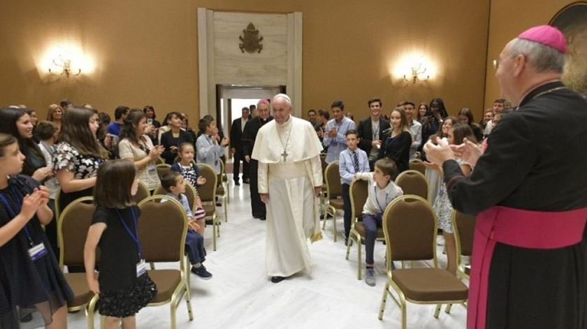 O Papa Francisco, na receção deste sábado a cerca de 50 pessoas do Centro Social Padre David de Oliveira Martins. Foto: Ecclesia