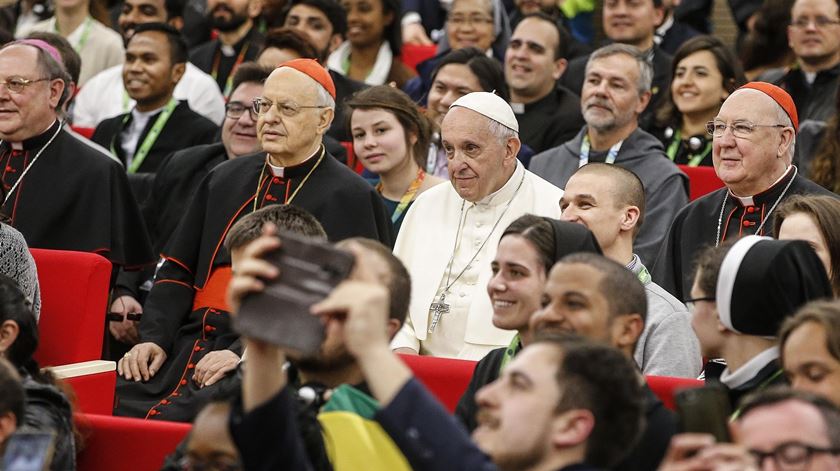 O Papa Francisco sentado com os jovens na reunião preparatória do sínodo de 2018. Foto: Fabio Frustaci/EPA