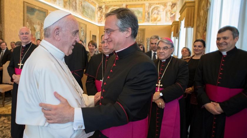Papa Francisco com monsenhor Dario Viganò. Foto: L'Osservatore Romano