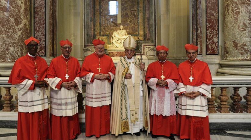 Papa Francisco com cinco novos cardeais. Foto: Vaticano