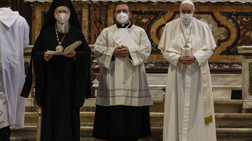 Papa Francisco e o Patriarca Bartolomeu de Constantinopla no encontro pela paz em Roma, 2020. Foto: Fabio Frustaci/EPA