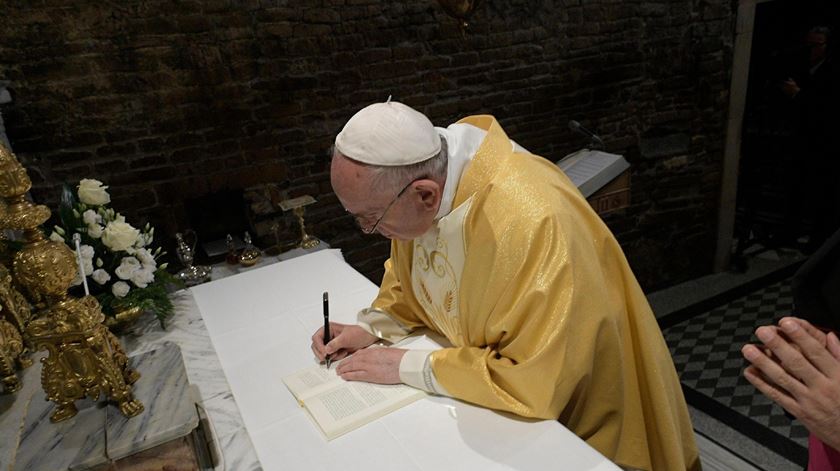 O Papa assina a exortação apostólica Cristo Vive, durante a sua visita ao Loreto. Foto: EPA