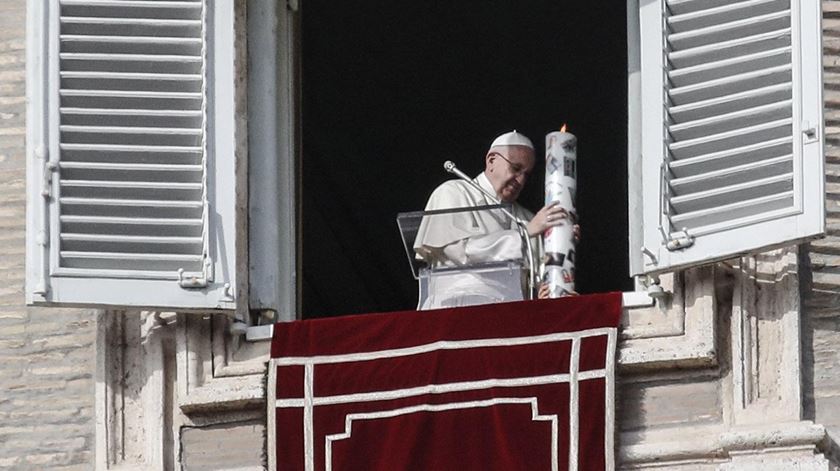 O Papa Francisco acende uma vela pela paz na Síria. Foto: Giuseppe Lami/EPA