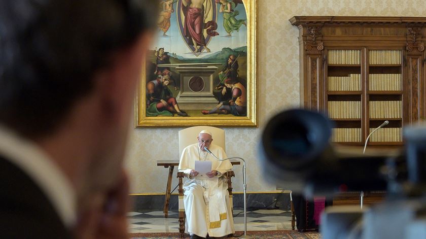 Papa Francisco faz a audiência geral a partir da Biblioteca Pontifícia por causa da Covid-19. Foto: EPA