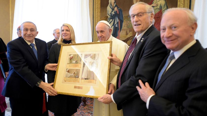 Papa Francisco recebe em audiência membros da Simon Wiesenthal Centre, assinalando assim os 75 anos da libertação de Auschwitz. Foto: EPA
