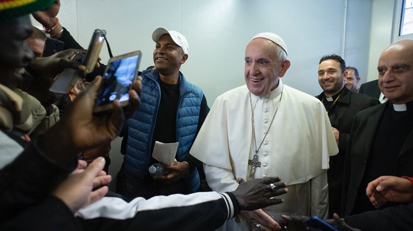 Papa Francisco visita posto médico móvel do Vaticano