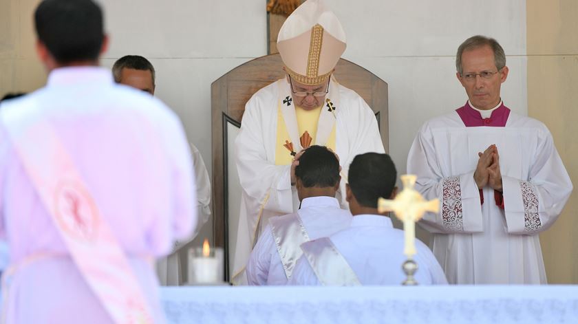 Papa ordena novos padres no Bangladesh. Foto: Ettore Ferrari/EPA