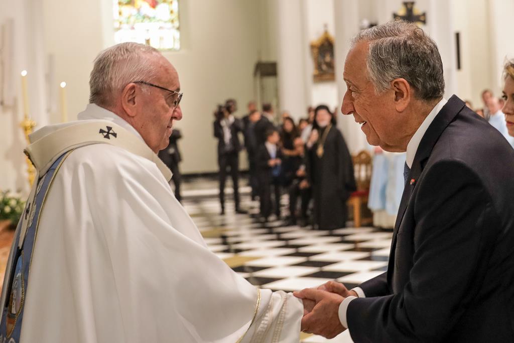 Após consagrar altar, Papa saúda Marcelo no abraço da paz