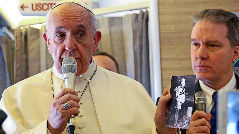 Papa Francisco segura uma pagela com o título "O fruto da guerra". Foto: Alessandro Bianchi/Reuters