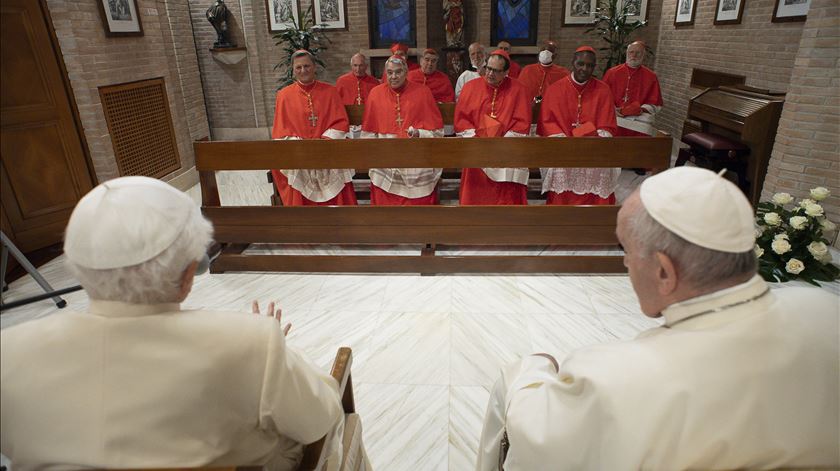 Papa Francisco e novos cardeais visitam Bento XVI Foto: Vaticano