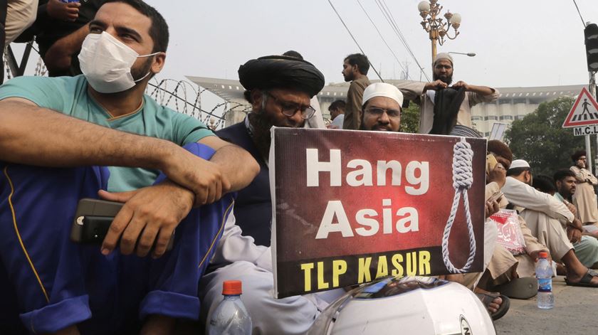 Manifestantes fundamentalistas exigem a execução de Asia Bibi. Foto: Rahat Dar/EPA