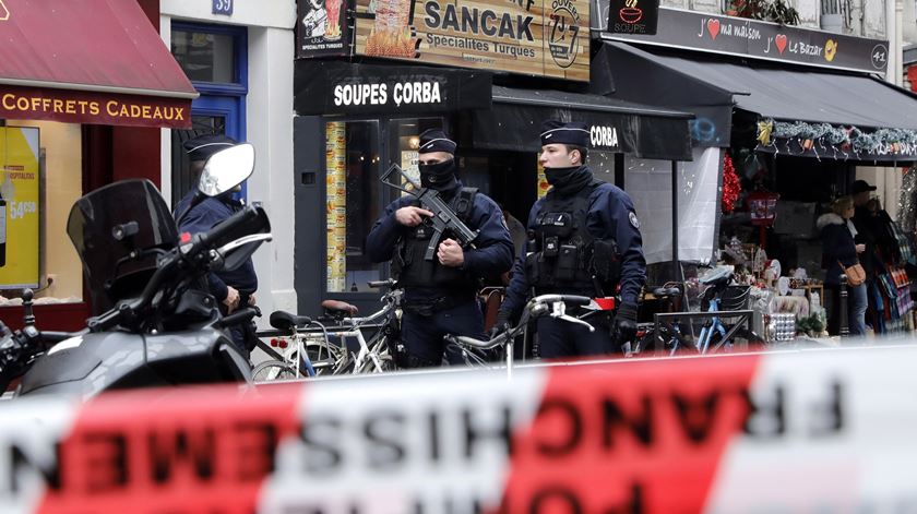 Atacante mata à facada uma pessoa e fere mais duas em Paris Atacante mata à facada uma pessoa e fere mais duas em Paris
