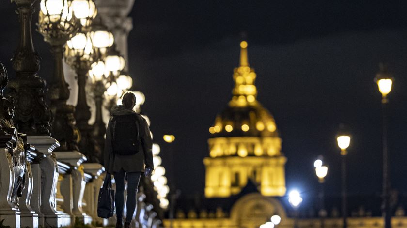 Paris deserta à noite, França, pandemia Covid-19. Foto: Ian Langsdon/EPA