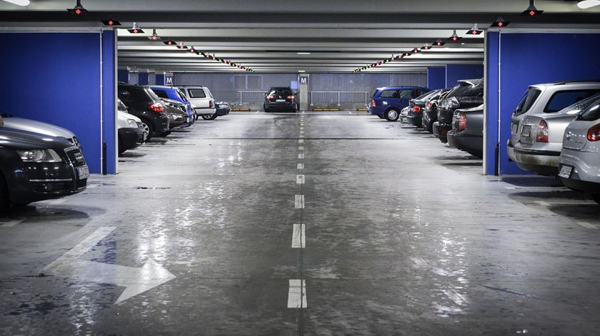 carros parque de estacionamento subterrâneo Foto: Pixabay