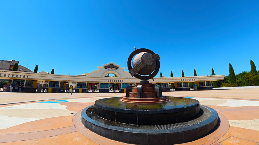 Supervilões a alta velocidade e montanhas-russas que nos fazem voar. Fomos visitar o Parque Warner Madrid Supervilões a alta velocidade e montanhas-russas que nos fazem voar. Fomos visitar o Parque Warner Madrid