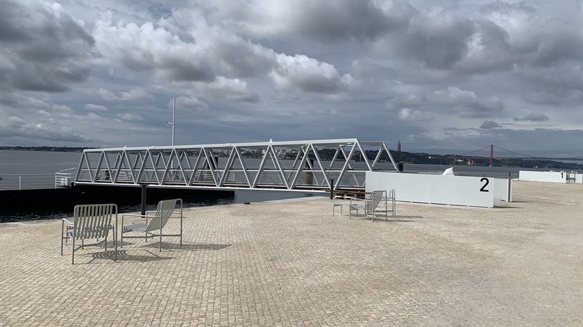 Passadiço de acesso ao pontão, para embarcações de cruzeiros no Tejo. Foto: Ana Carrilho/ RR