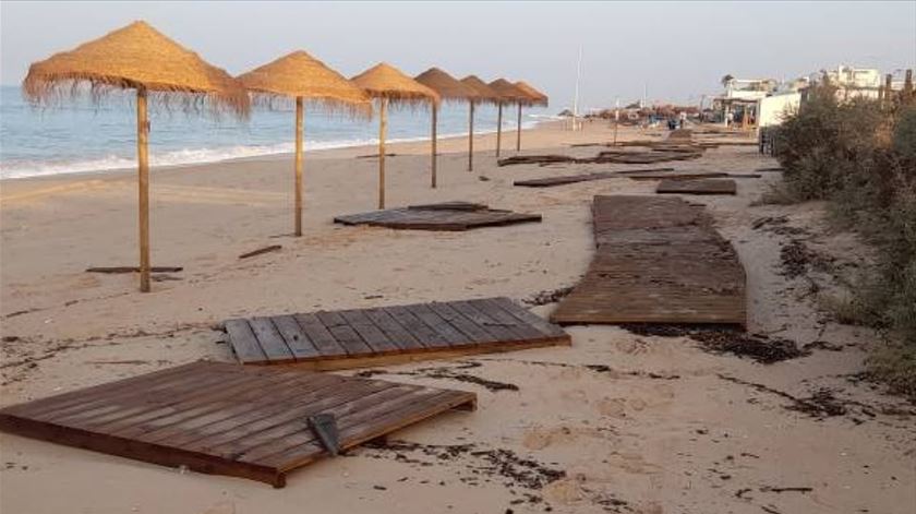 Subida da maré e agitação marítima destroem passadiço na praia de Faro