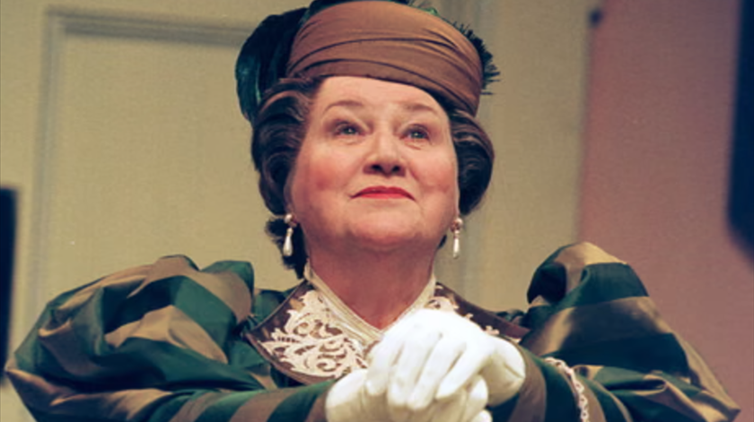 Morreu a atriz britânica Patricia Routledge, protagonista de "Cuidado com as Aparências"
