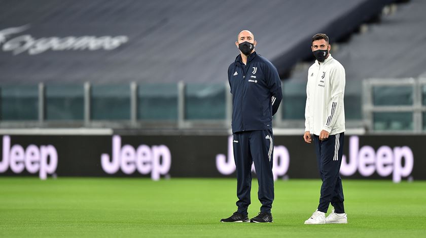 Dybala e um membro do "staff" da Juventus à espera do Nápoles. Foto: Alessandro di Marco/EPA