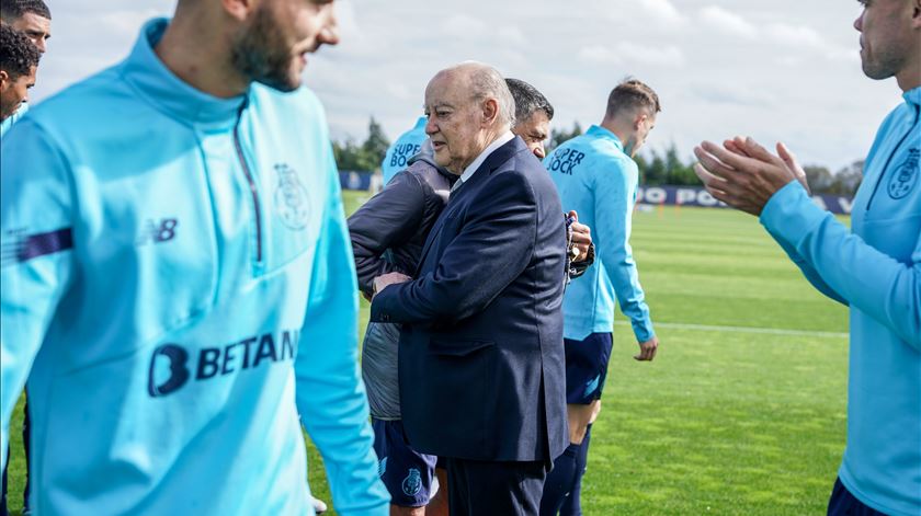 Pinto da Costa abraçado por Sérgio Conceição, vitória 1000. Foto: FCP