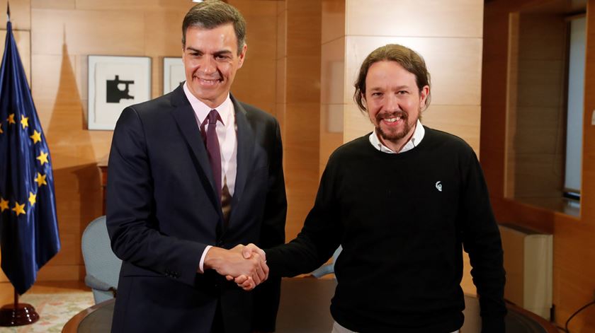 Pedro Sánchez (PSOE) e Pablo Iglesias (Podemos) num raro momento de entendimento, em junho deste ano. Foto: Zipi/EPA